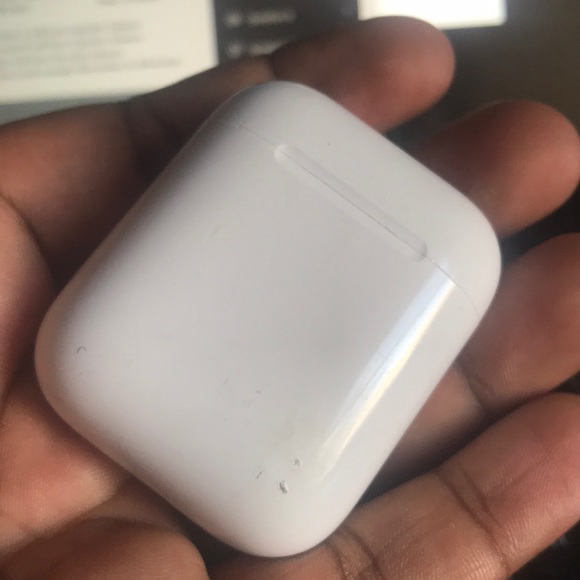 AirPods - Picture 1 of 3